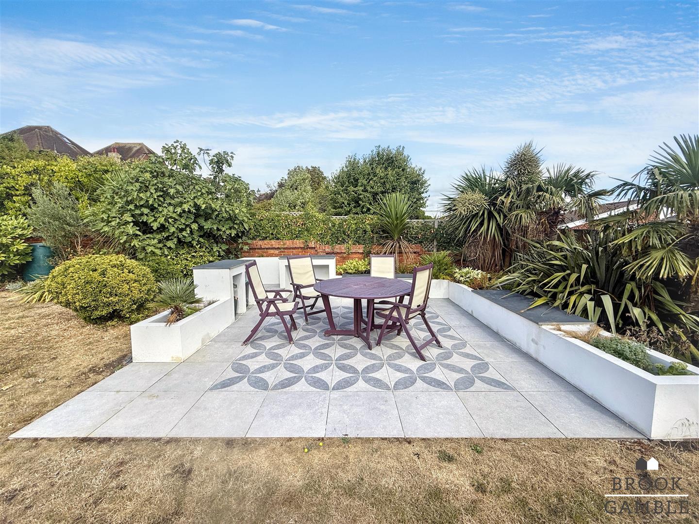 6 Bedroom House - Detached. Willingdon Road in Eastbourne,  11